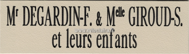 Réf : Gravoglas 2 plex texturé - 110x32mm - 2 lignes - Amande - Mr DEGARDIN & Melle GIROUD et leurs enfants