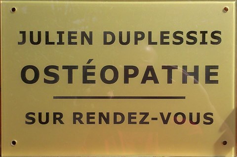 Réf : 18235 Gravoglas 1 - Plaque murale 300x200mm doré- ostéopathe - ep:3mm - 4 lignes - Ostéopathe