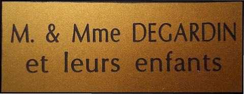 Réf : 17927 Gravoglas 2 plex brillant - 70x30mm - 2 Lignes - M. & Mme NOM et leurs enfants