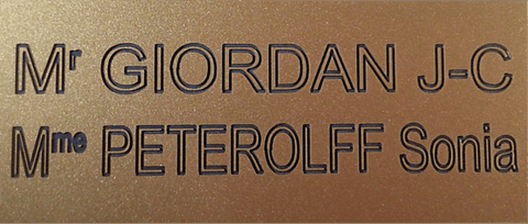 Réf : 17927 Gravoglas2plex-brillant-2Lignes-Mr NOM Prénom et Mme NOM Prénom